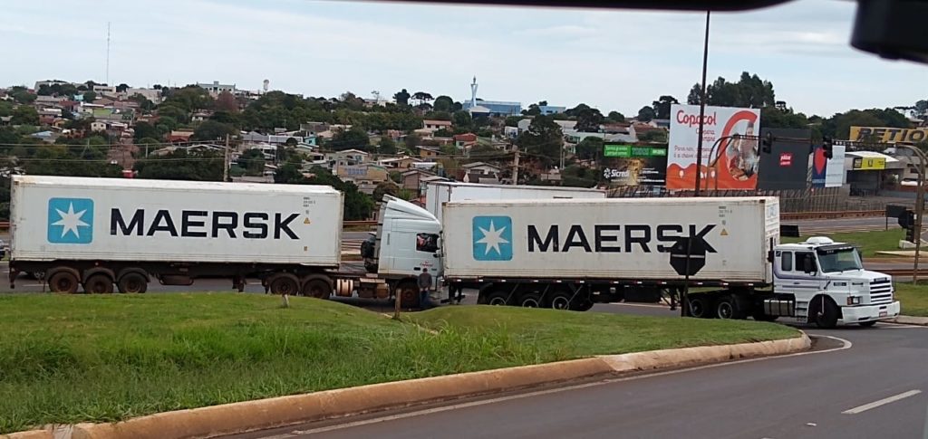 Carretas se envolvem em colisão no Trevo Cataratas