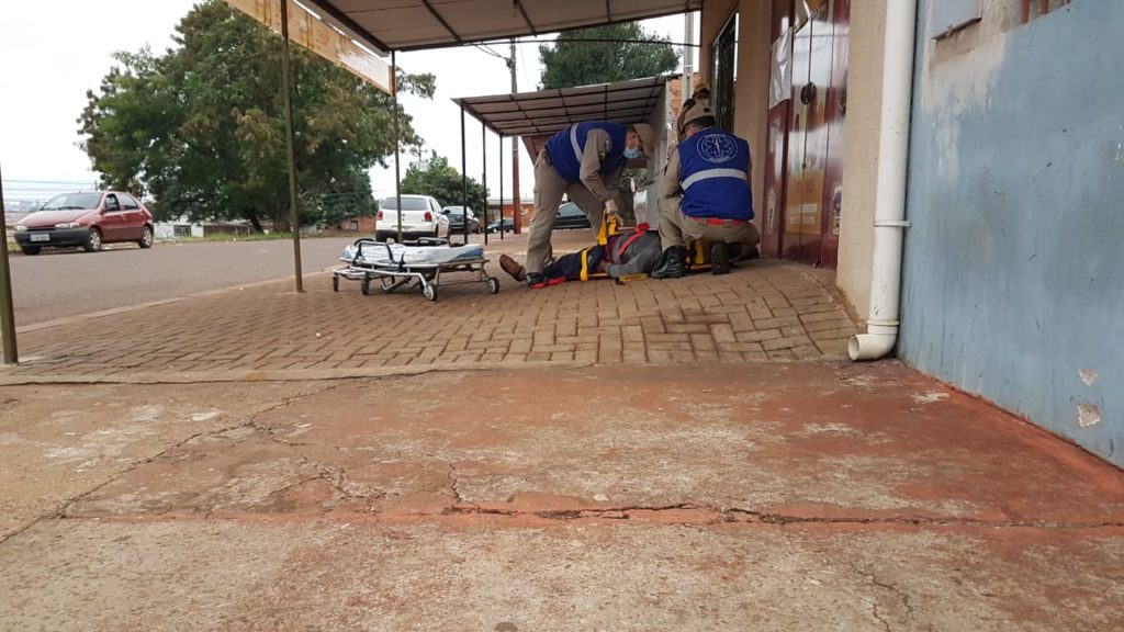 Homem encontrado ferido é socorrido pelo Siate no Brasmadeira