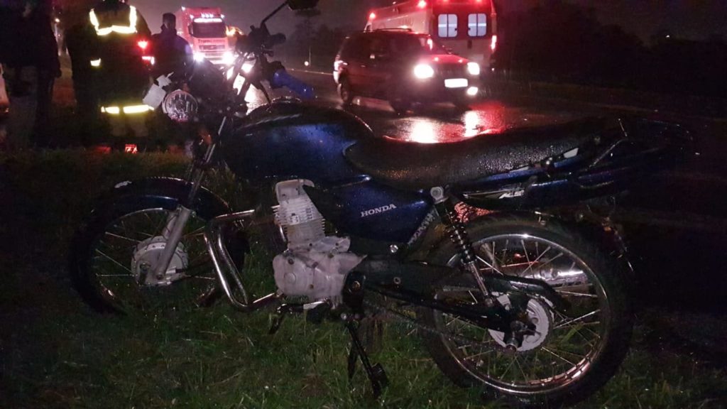 Colisão traseira deixa motociclista ferido e trânsito lento na BR-277
