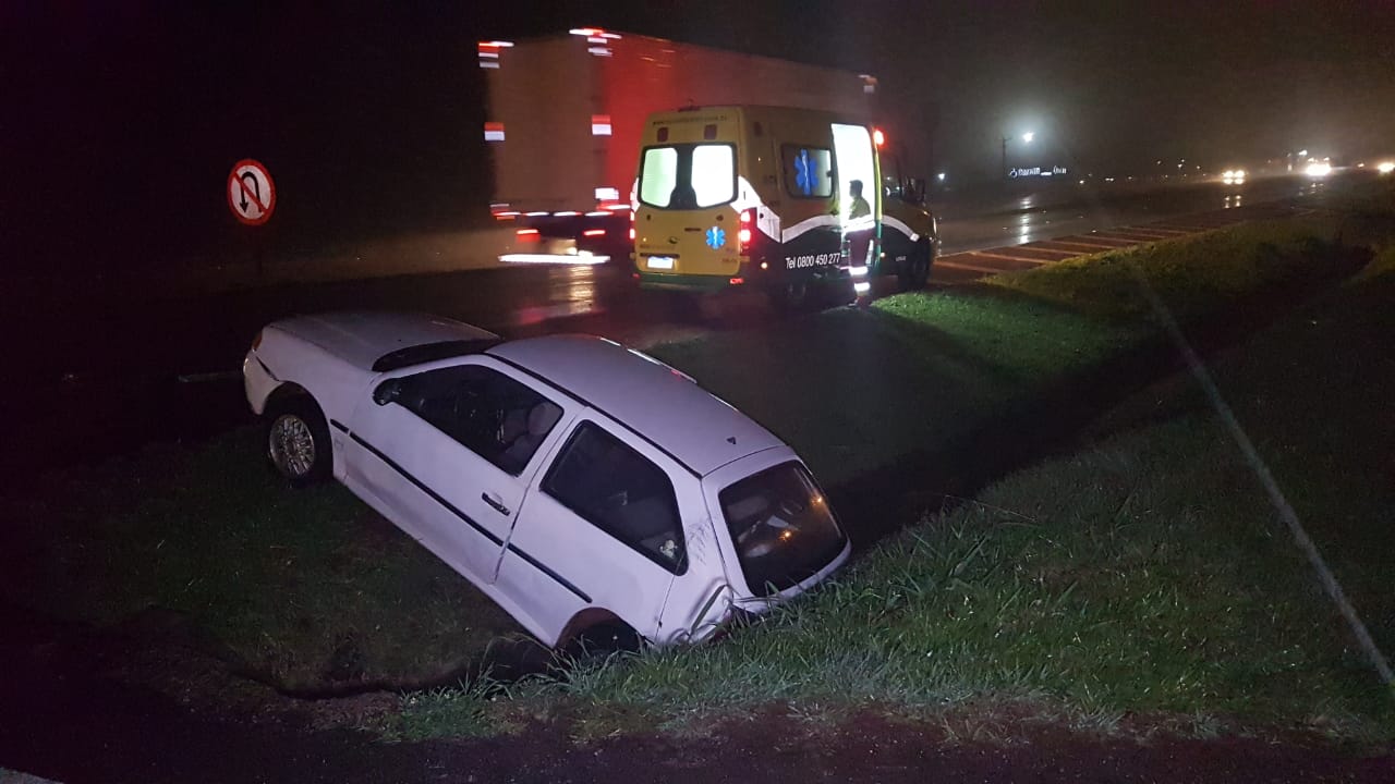 Após colisão, carro cai em canaleta às margens da BR-277; Ecocataratas foi mobilizada Imagem referente a Após colisão, carro cai em canaleta às margens da BR-277; Ecocataratas foi mobilizada