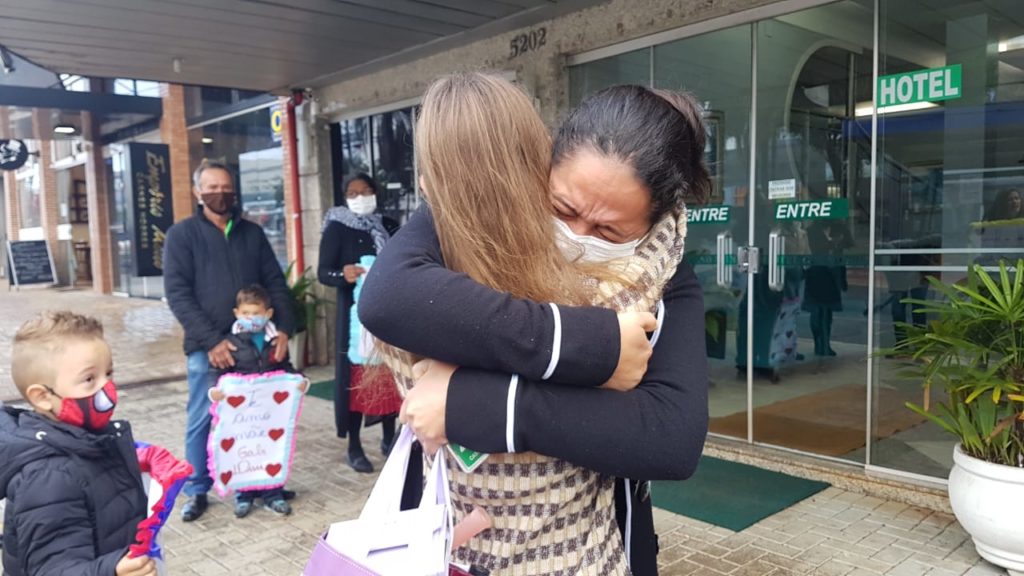 Emoção: Servidora da Saúde que foi contaminada com Covid-19 é recebida com homenagens ao fim do isolamento