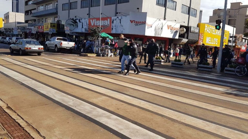 Durante fiscalização, homens não colocam máscaras, causam tumulto e são presos no Centro