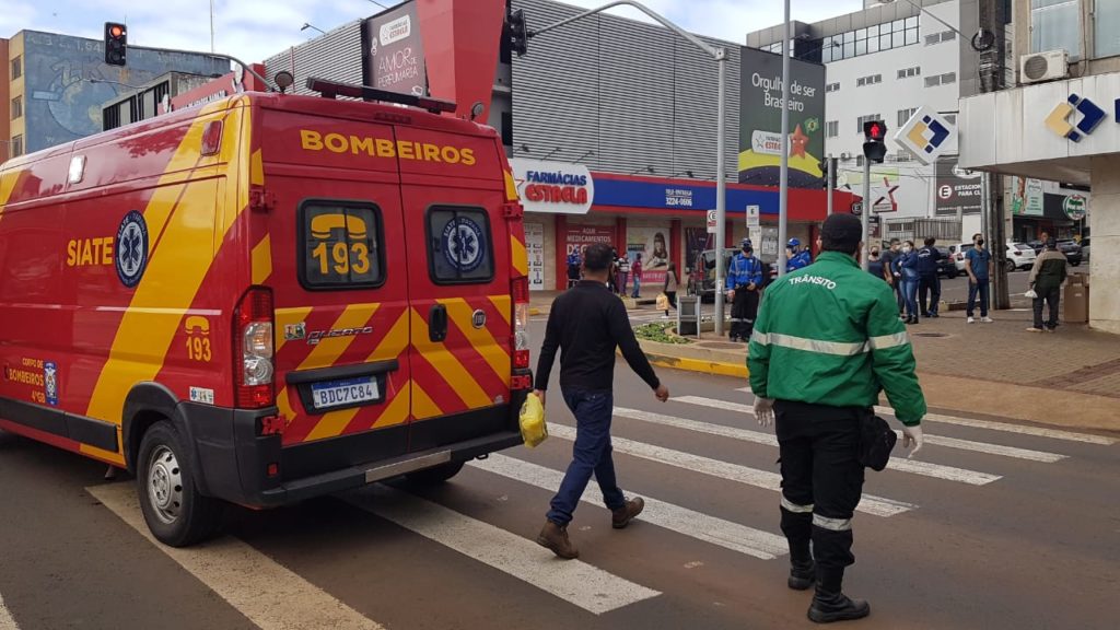 Homem fica em estado grave ao ser atropelado por ônibus na Av. Brasil