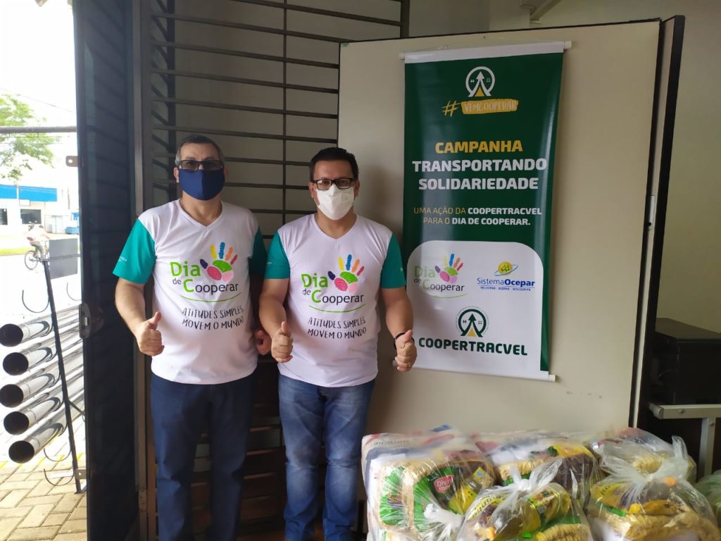 Cooperativa faz doação de 100 cestas básicas a famílias carentes de Cascavel
