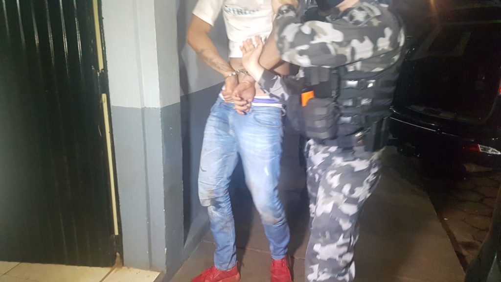 Rapaz de 21 anos é preso com arma em bar na Rua Nereu Ramos