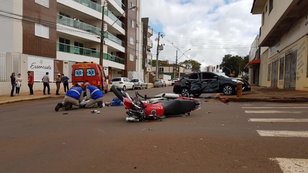 Jovem de 20 anos ferido em grave acidente na Rua Pio XII segue internado no HUOP