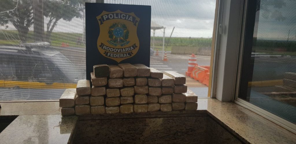PRF encontra 21 kg de maconha em ônibus durante abordagem na 277, em Santa Terezinha de Itaipu
