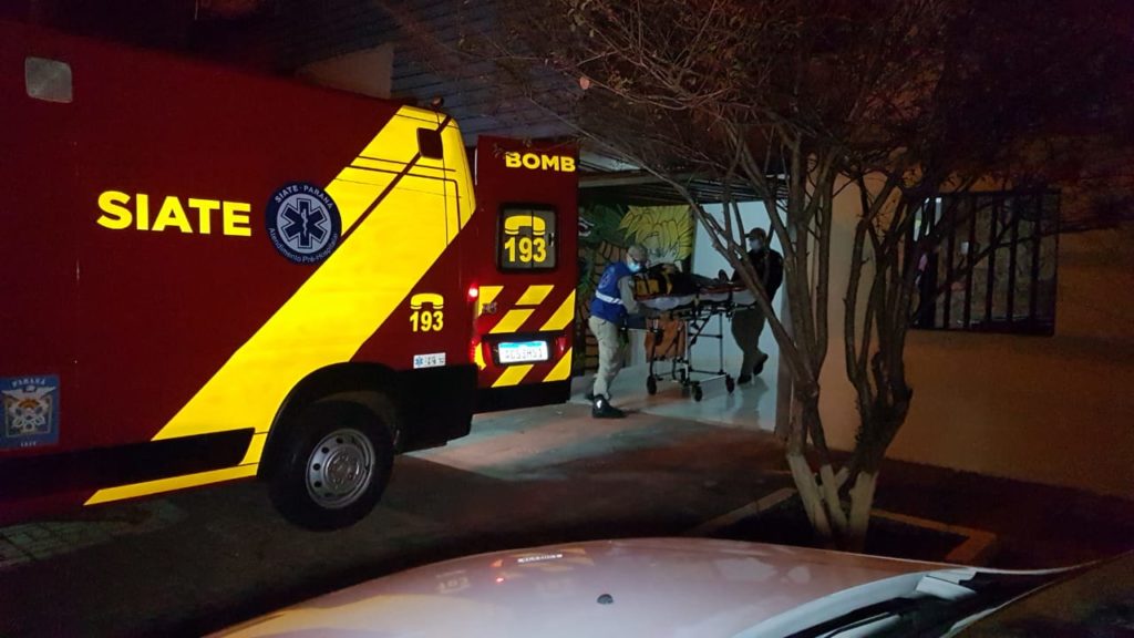 Jovem é atingido pelo próprio carro e prensado contra portão de residência