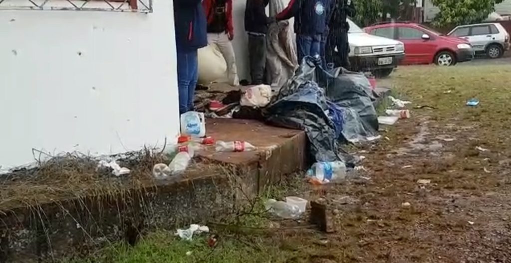 Assistência Social aborda moradores de rua que ocupavam área particular no São Cristóvão