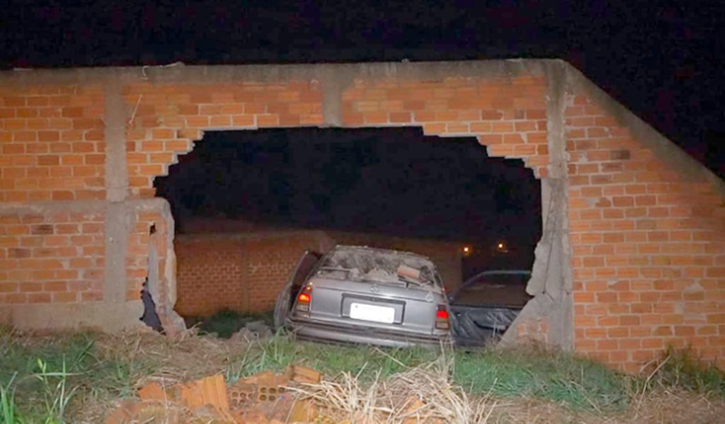 Ponta Grossa: carro destrói muro de residência e motorista foge