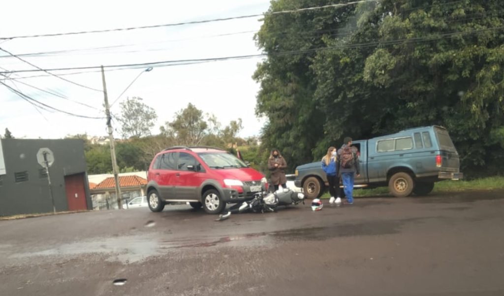 Fiat Idea e Kawasaki batem em cruzamento perto do Zoológico
