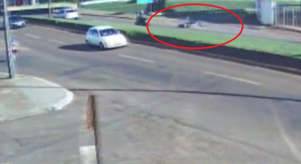 Motociclista que caiu do viaduto da Av. Carlos Gomes ainda tem quadro de saúde delicado