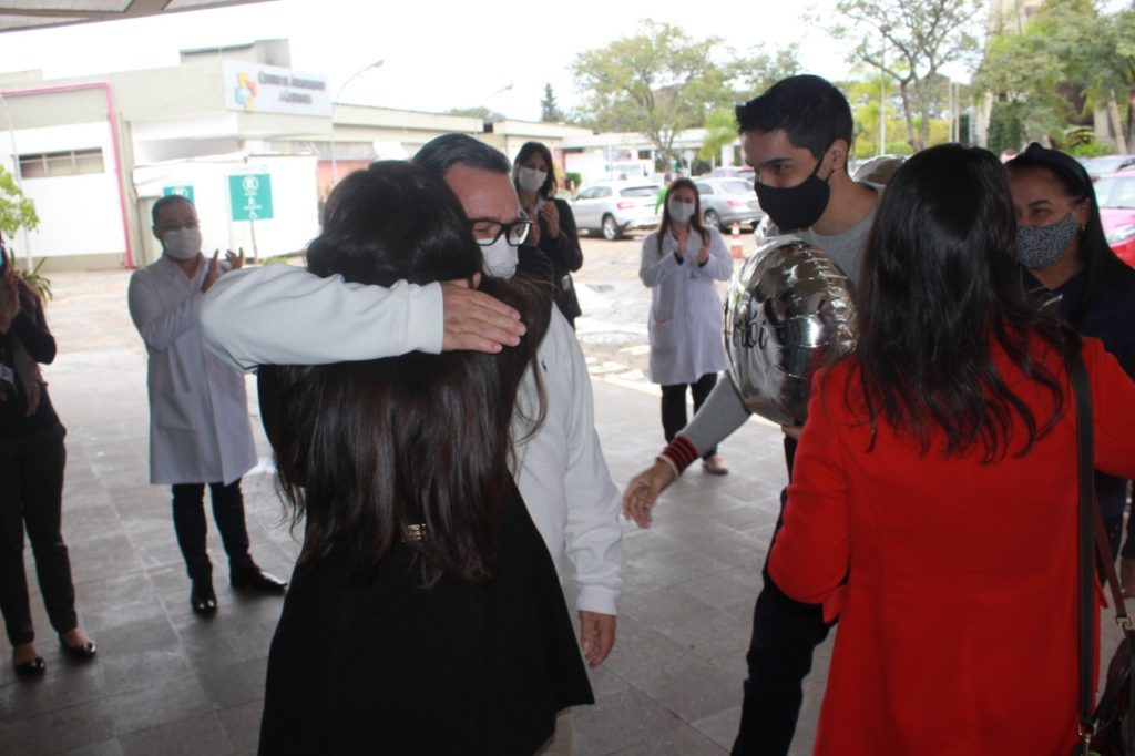 Covid-19: pacientes curados recebem alta do Hospital Costa Cavalcanti