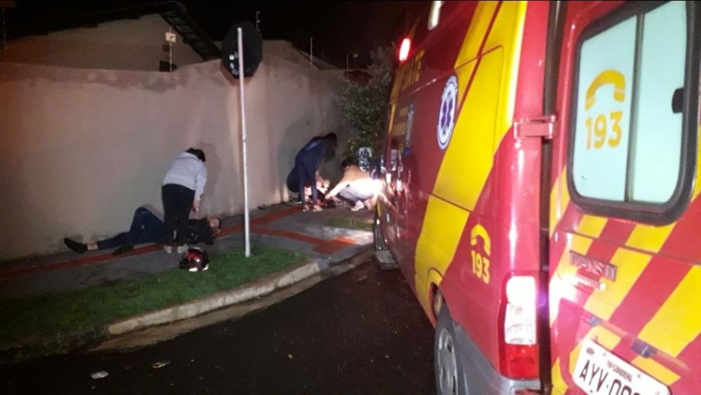 Colisão entre carro e moto deixa casal ferido em Londrina