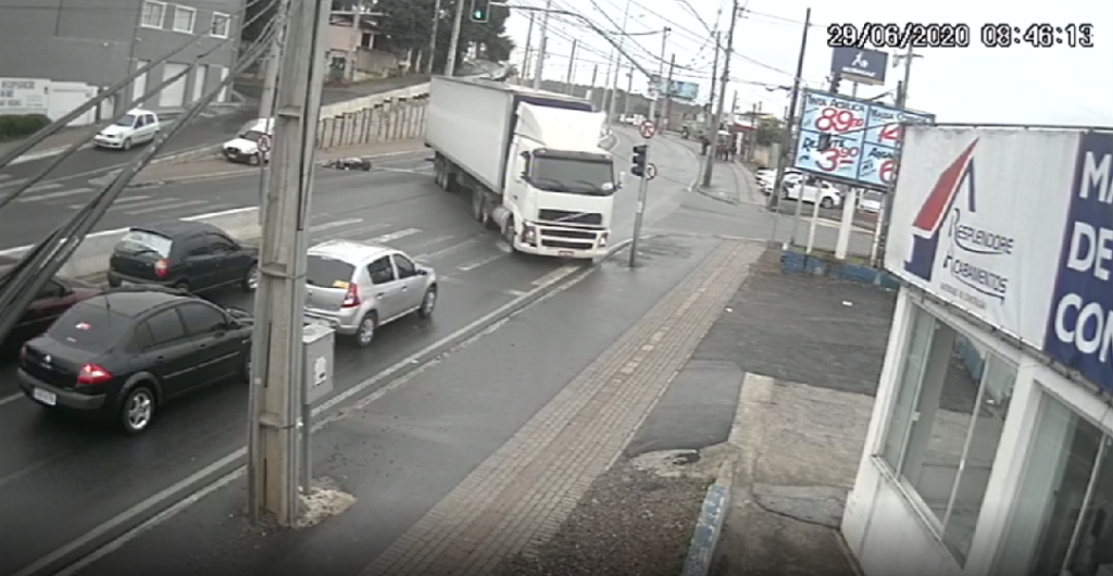 Motorista perde controle e caminhão bate contra moto e furgão em Piraquara; vídeo
