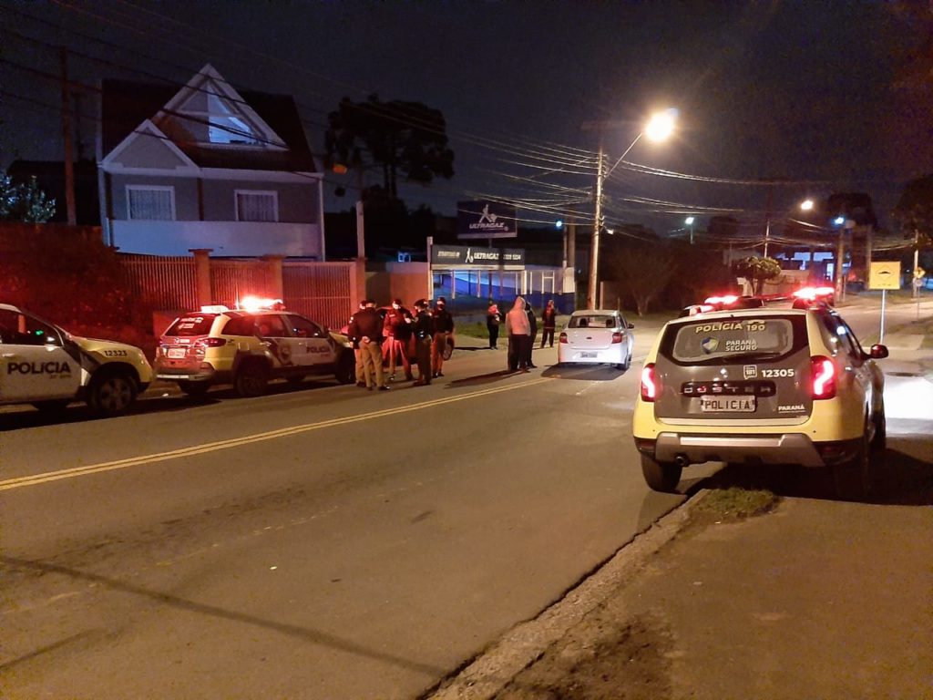 Ladrão rouba carro de casal, atropela motociclista, fura pneu e é preso após intensa perseguição