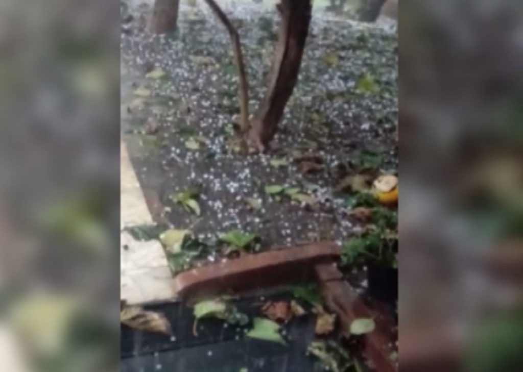 Moradora da Região Sul registra chuva de granizo