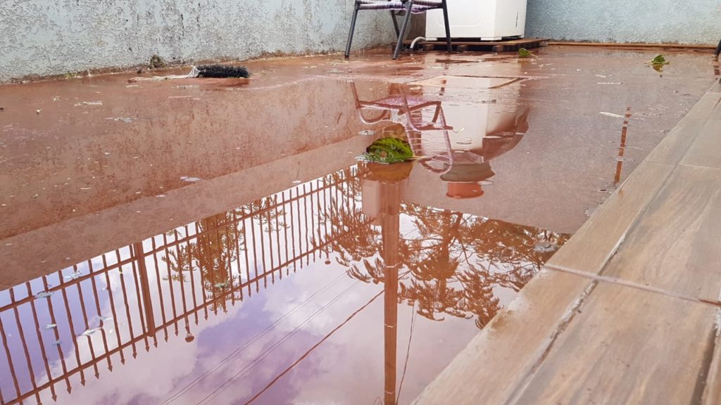 Casa é invadida pela enxurrada no Bairro Esmeralda
