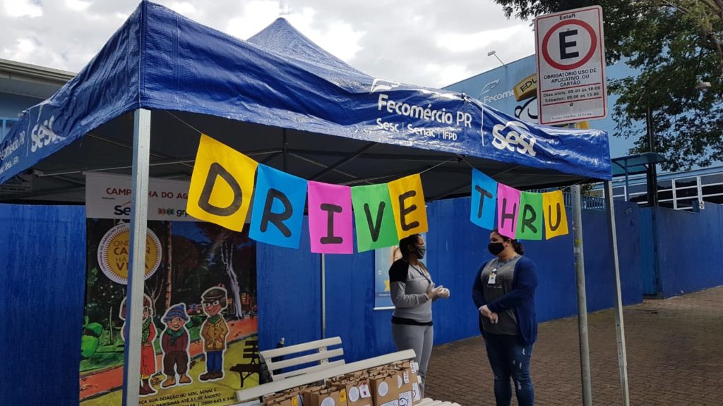 No método ‘drive thru’, Sesc está arrecadando roupas e alimentos