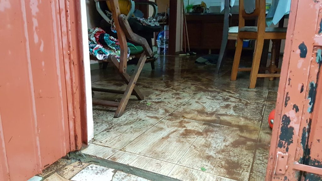 Casa é invadida pela lama no Bairro Santa Cruz