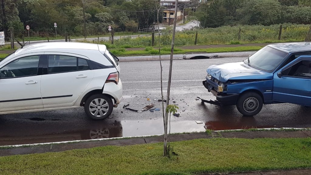 Uno e Agile se envolvem em acidente de trânsito na Região do Lago