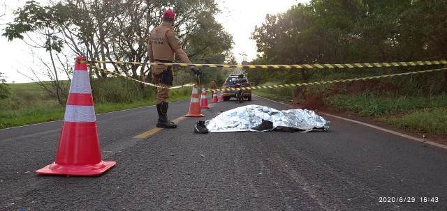 Motociclista morre em colisão contra carreta na PR-542, em Colorado
