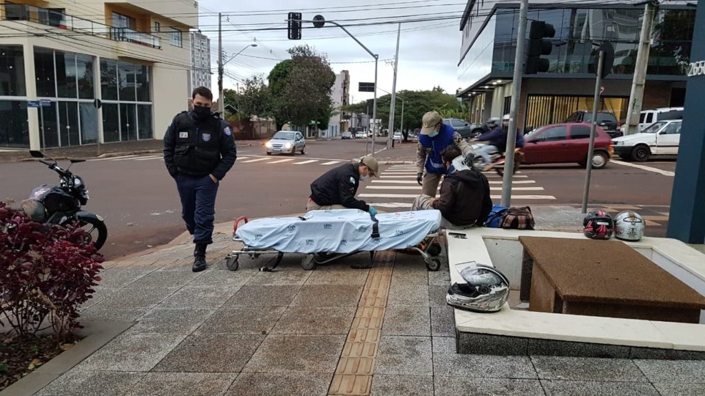 Motociclista fica ferido após colisão com Jeep no Centro