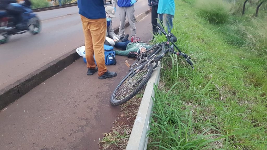 Ciclista é socorrido pelo Siate após sofrer queda na Av. Piquiri