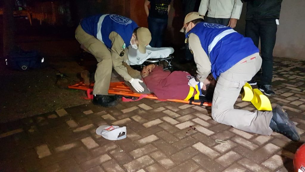 Carro e moto batem no Cascavel Velho e jovem tem lesão grave