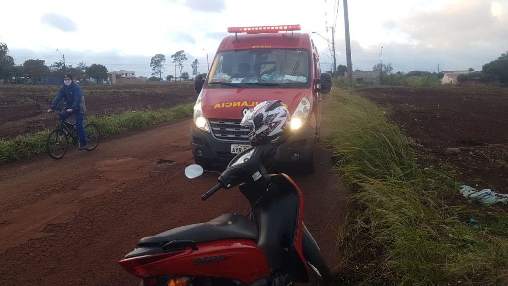 Mulher fica ferida ao cair de moto no Bairro Esmeralda