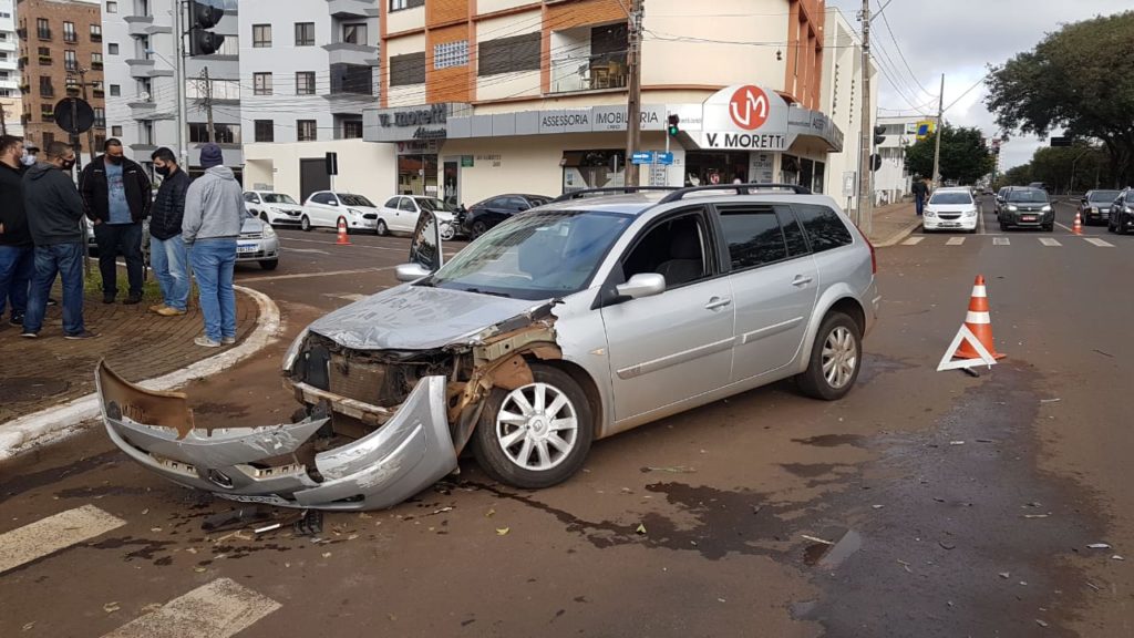 Carro e caminhão batem na Avenida Brasil