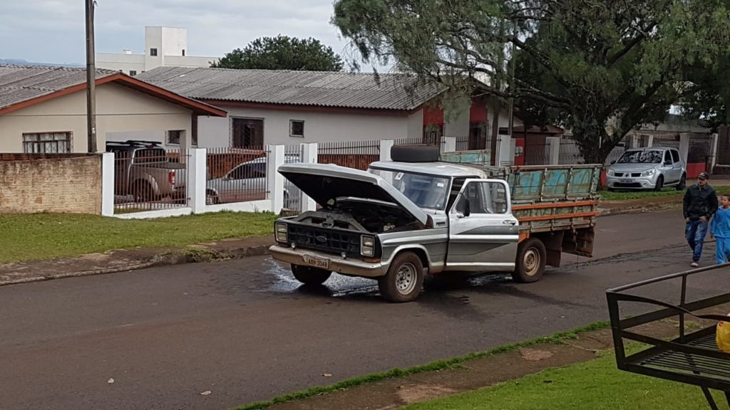 Veículo tem princípio de incêndio no Bairro Canadá