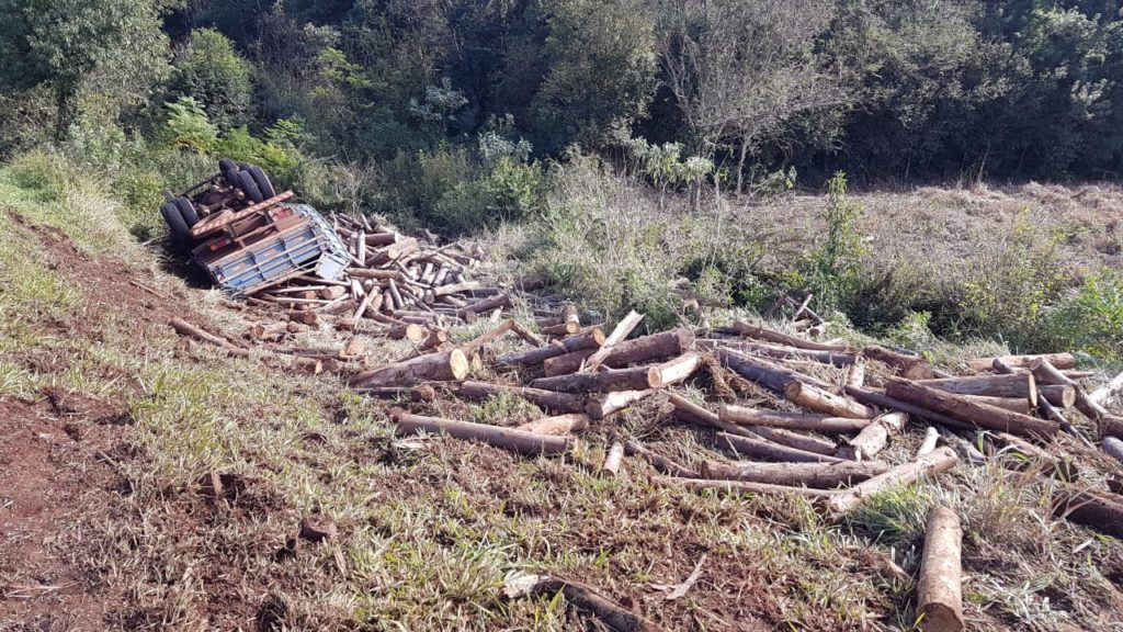 Caminhão carregado com madeira tomba na PR-180 e quatro pessoas fica feridas