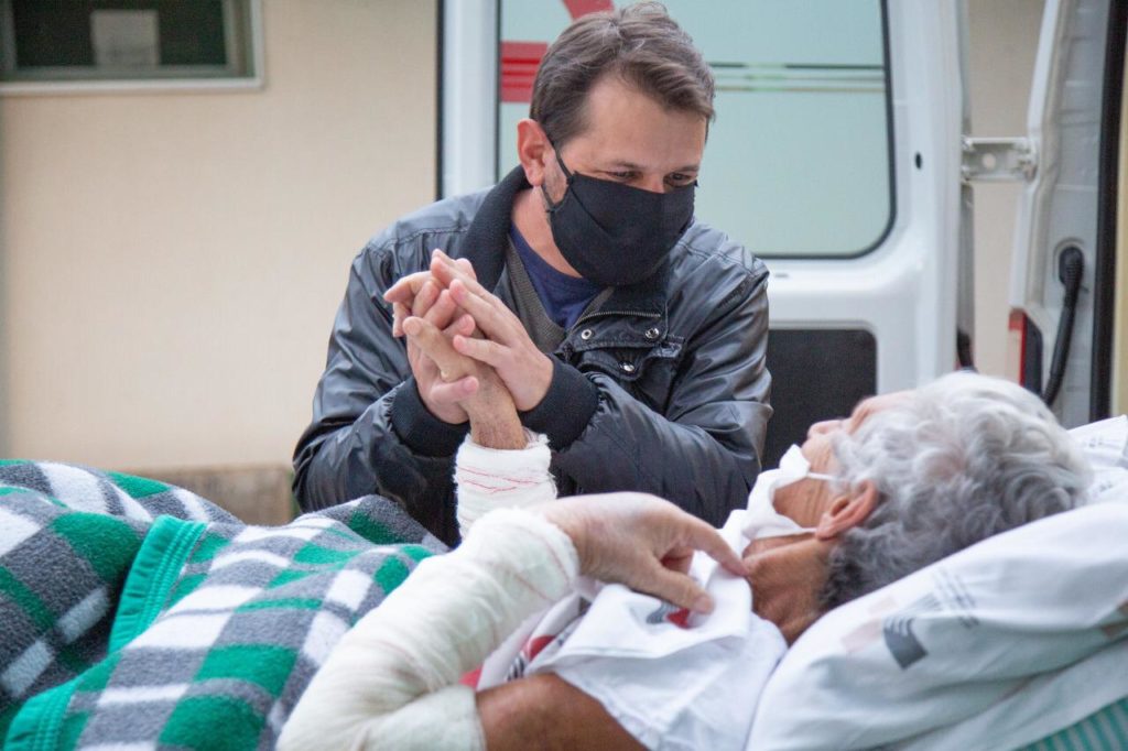 Idosa de 94 anos recebe alta de Hospital após cura do Covid-19