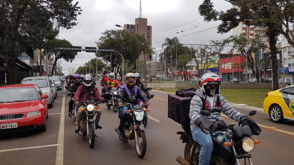 Entregadores fazem ato pelo Centro de Cascavel