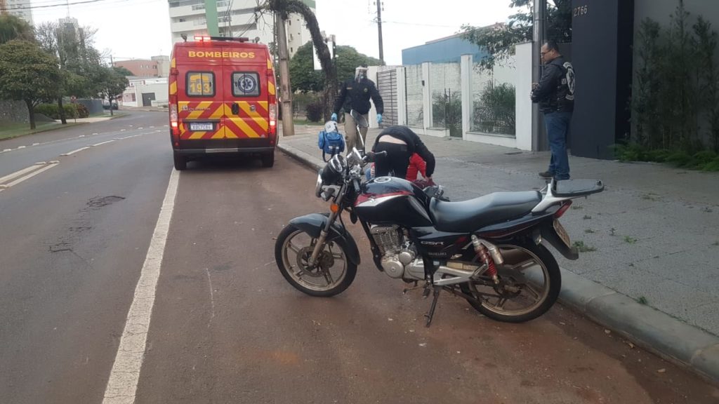 Motorista provoca acidente na Rua Antonina e foge sem prestar socorro à casal que estava em uma motocicleta