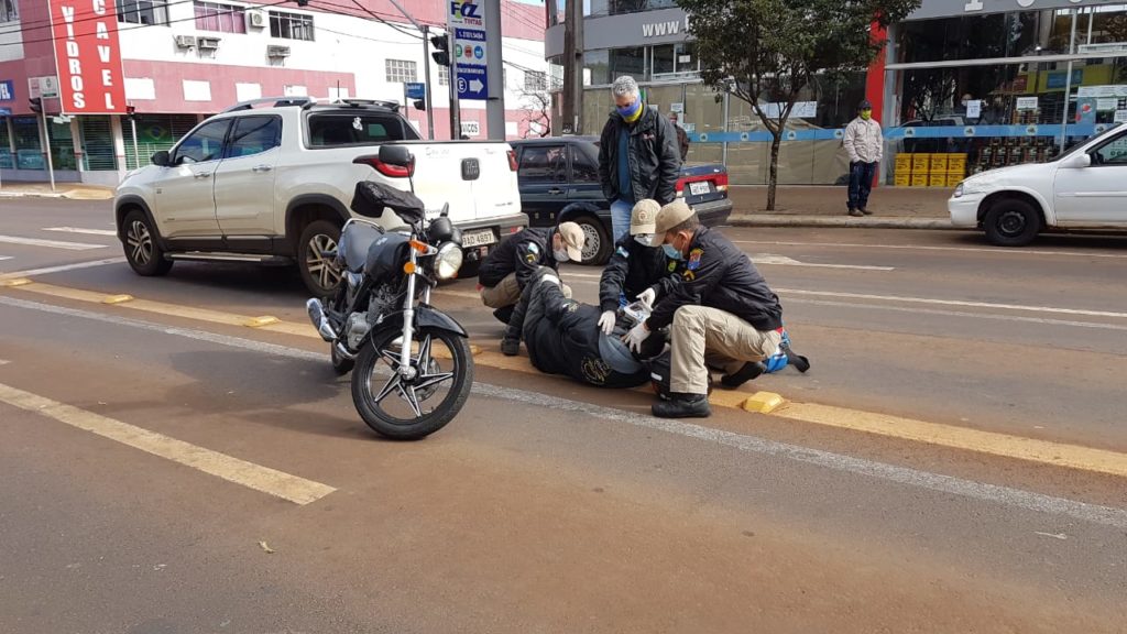 Motociclista bate na traseira de caminhonete na Av. Brasil