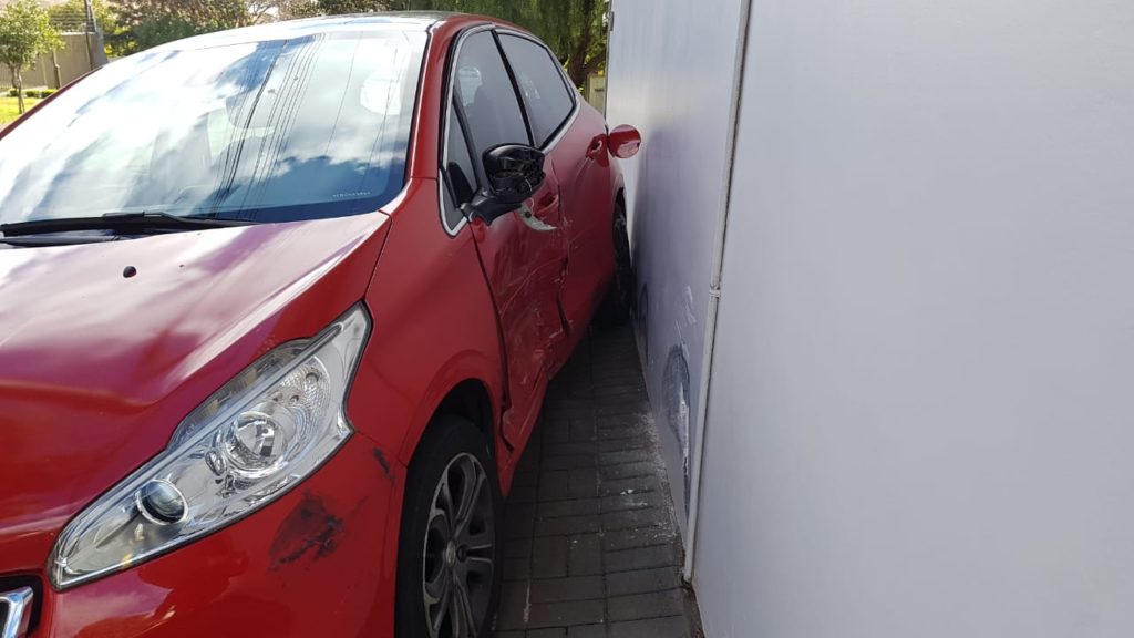 Carro vai parar em parede de empresa em forte batida no Tropical