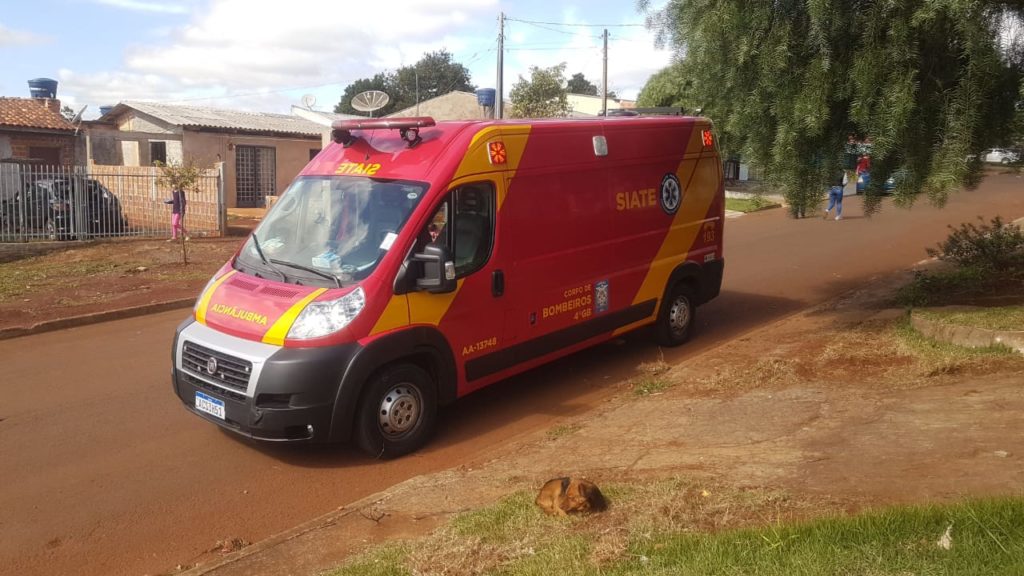 Menina é socorrida após queda no Bairro Periolo