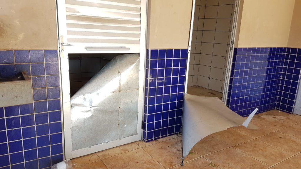Banheiros têm portas arrancadas na Avenida Tancredo Neves