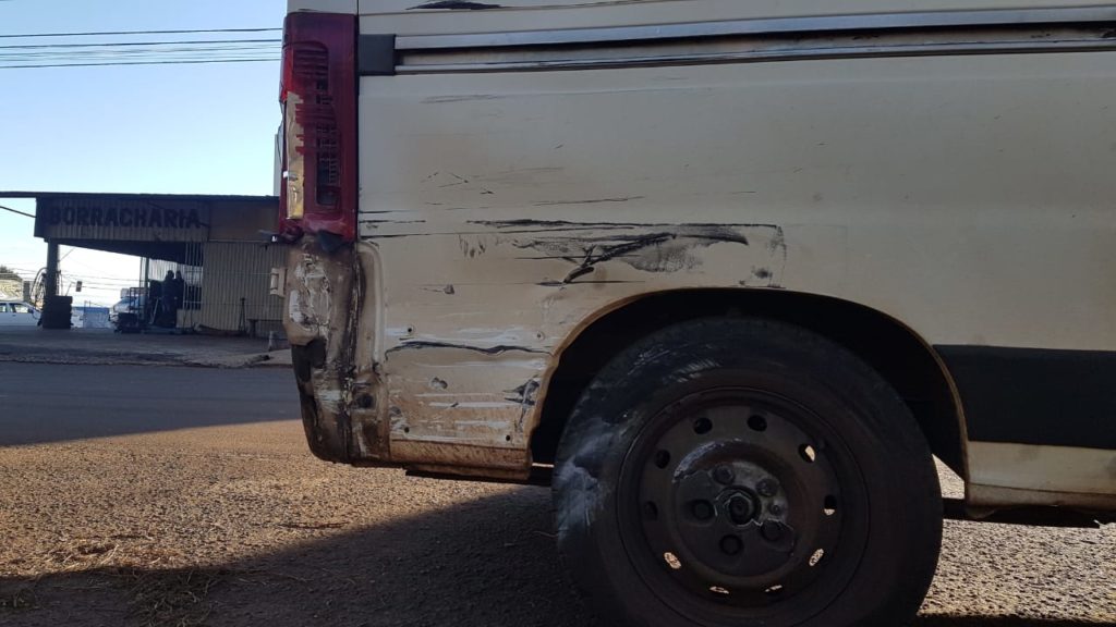 Colisão de trânsito envolve van e carreta no Maria Luíza