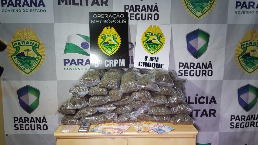 Operação Metrópolis: PM detém dupla e apreende 15 kg de maconha e buchas de cocaína na Região da FAG