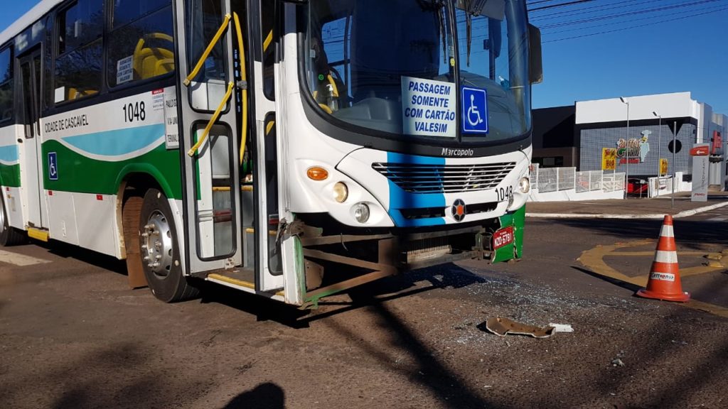 Siena é atingido por ônibus em rotatória na Rua JK