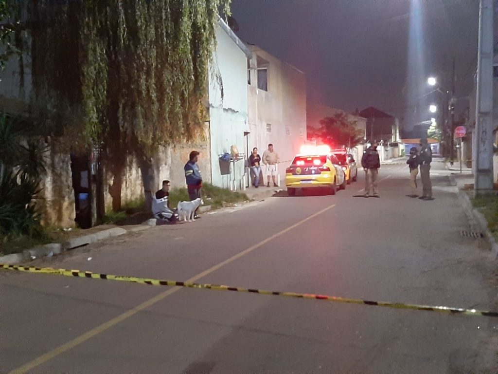 Trio de máscara invade casa e mata homem a tiros ao lado de mãe e filha em Curitiba