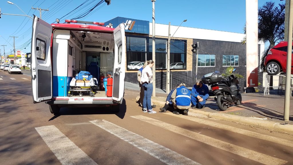 Motociclista fica ferida em acidente na Avenida Brasil