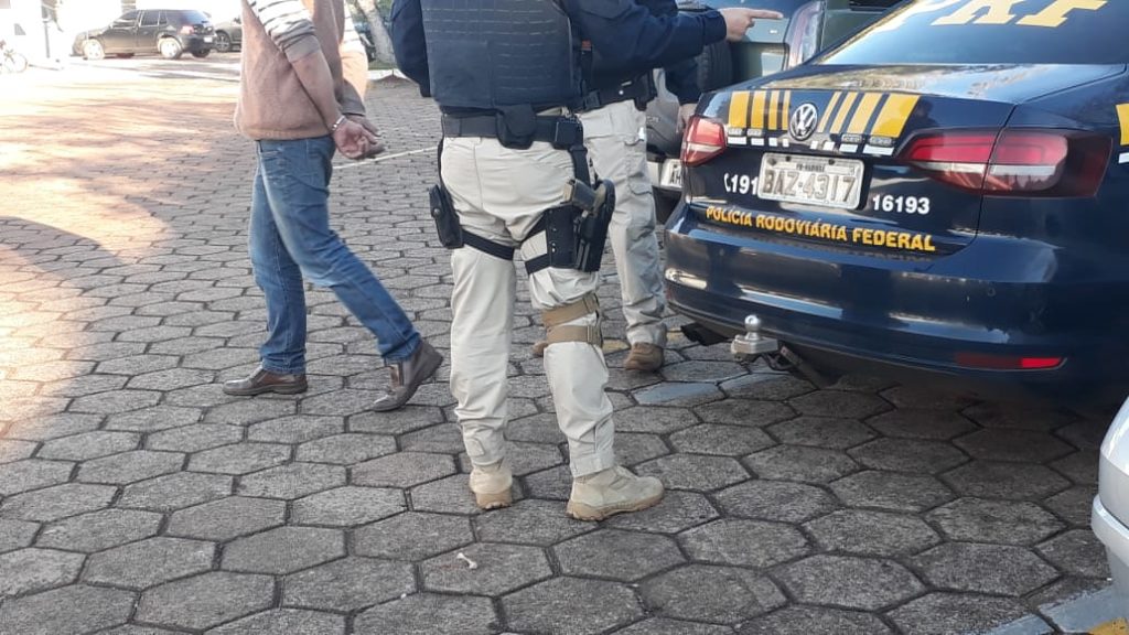 Motorista de carreta que derramou carga na BR-277 é detido pela PRF