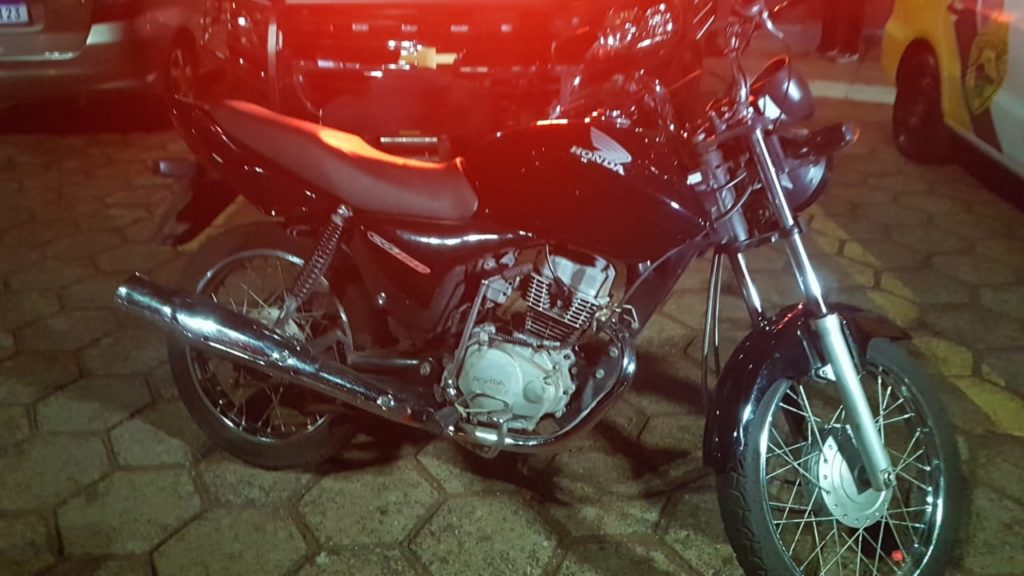 Instantes após ganhar liberdade com tornozeleira eletrônica, homem furta moto em frente a delegacia e volta à prisão