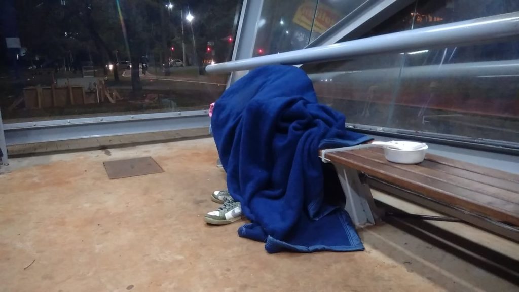 Com início do frio, Prefeitura reforça serviços de acolhimento a moradores de rua e arrecada doações em Cascavel