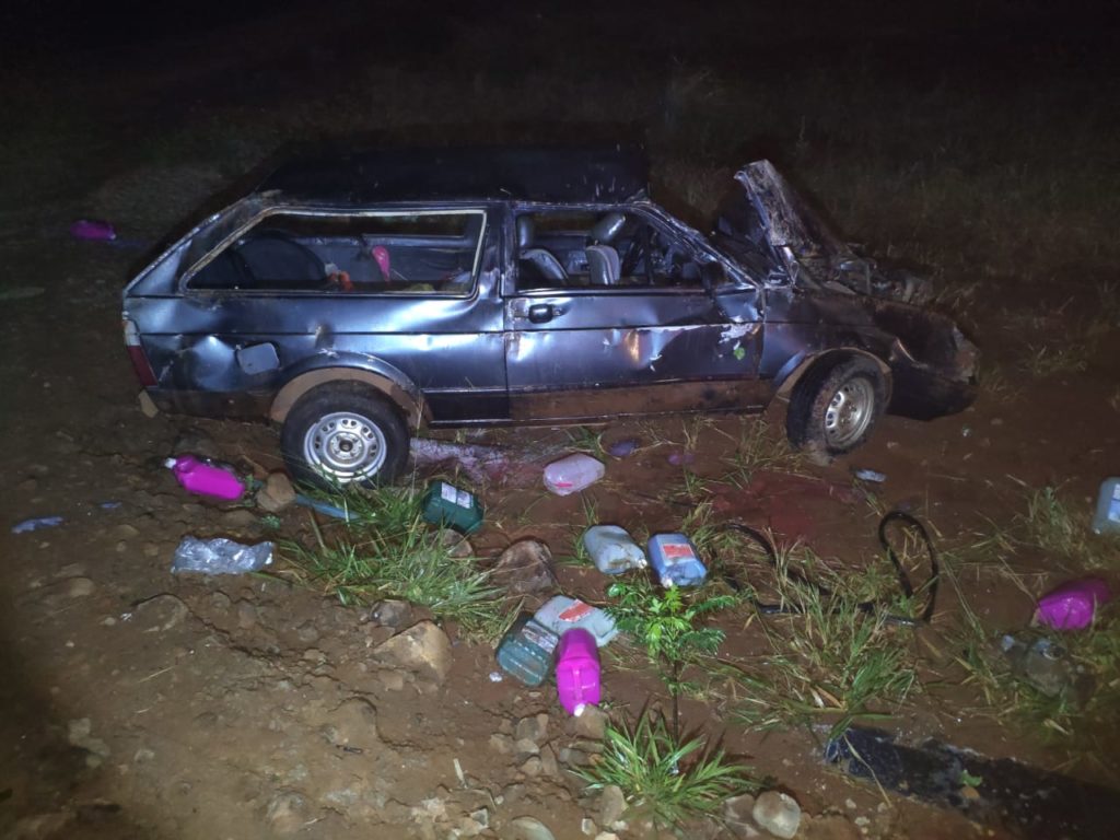 Capotamento de veículo deixa duas pessoas feridas na PR-483, em Francisco Beltrão