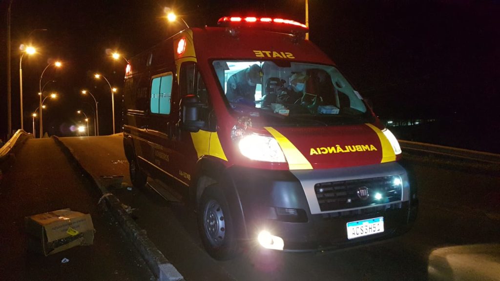 Homem ferido é socorrido pelo Siate no viaduto da Avenida Piquiri